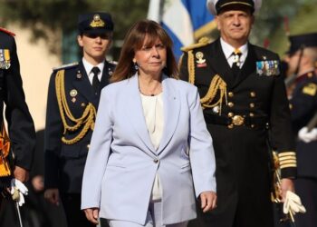 رئيسة اليونان تؤكد على تعزيز السلام والحوار