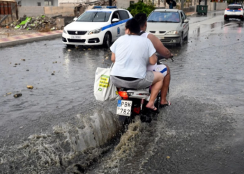العواصف والفيضانات تجتاح اليونان