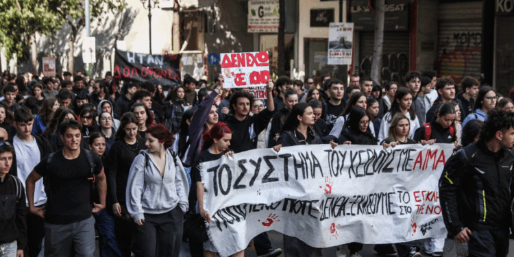 إضرابات وتظاهرات واسعة إحياءً لذكرى كارثة اصطدام قطارين